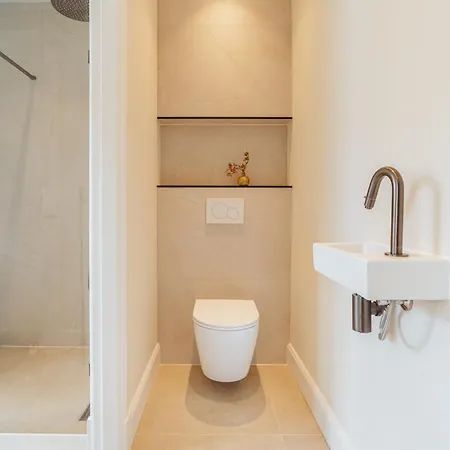 Charming Jordaan Apartment, Canal Views 암스테르담